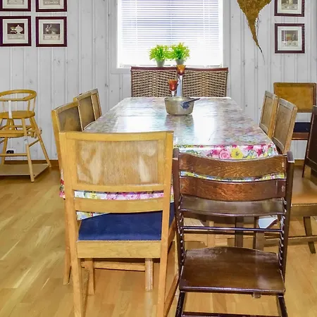 Five-bedroom In Vikeså